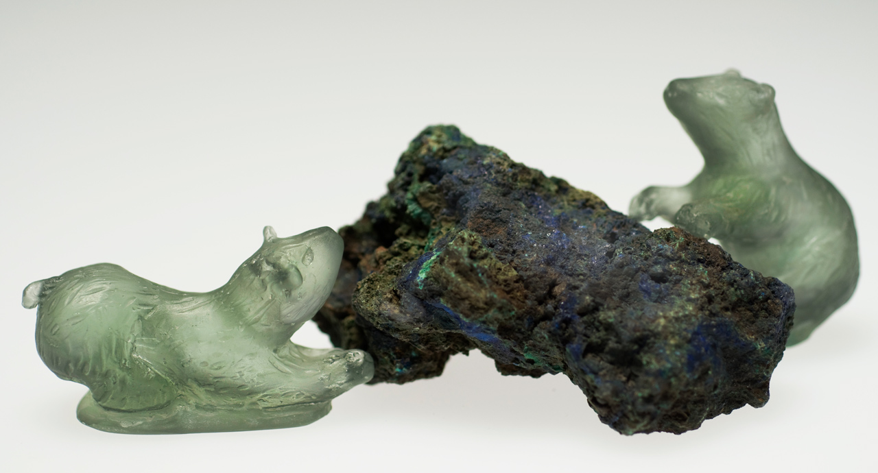 glass sculpture: 2 bears with rock