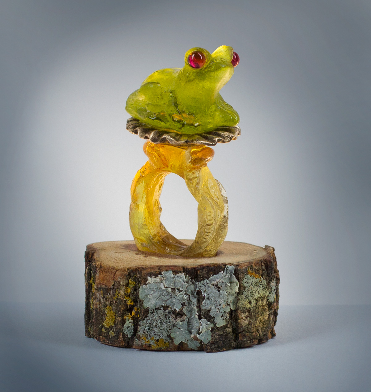 glass sculpture: frog